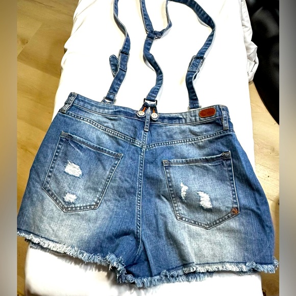 DITTOS Blue Denim Distressed Overalls High-Rise Shorts Size: 29 - Picture 4 of 7